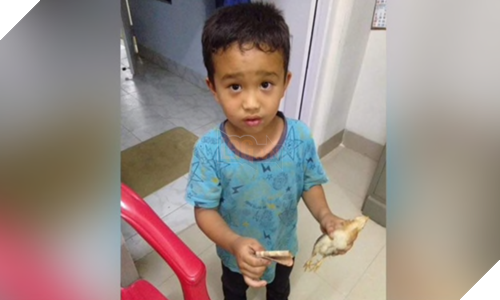 Derek cầm tờ 10 rupee và gà con tới bệnh viện hôm 3/4. Ảnh: Facebook.