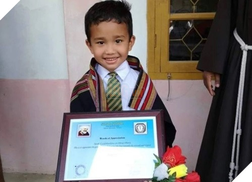 Derek được nhà trường tặng giấy khen hôm 4/4 vì hành động đưa gà đi cấp cứu. Ảnh: Facebook.