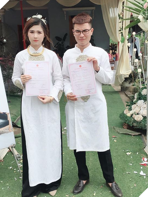  
Nhìn mặt này thì là ai đưa ai vào tròng đây.