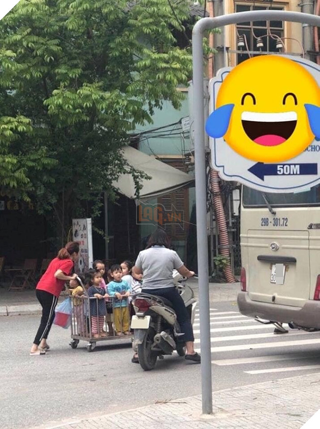  
Ngoại khoá được đi tour trong phố của một lớp mẫu giáo, cô còn chu đáo chuẩn bị cả bô cứu sinh