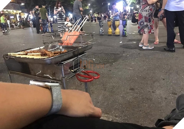 Kì kèo từng đồng khi ăn xiên que, 2 cô gái khiến mọi người phát chán 