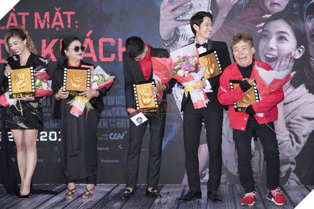 Dàn diễn viên Lật mặt: Nhà có khách cùng các con tham dự sự kiện công chiếu phim 35