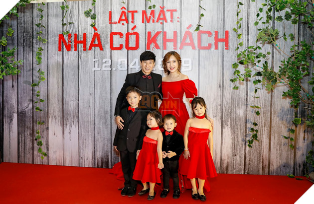 Dàn diễn viên Lật mặt: Nhà có khách cùng các con tham dự sự kiện công chiếu phim