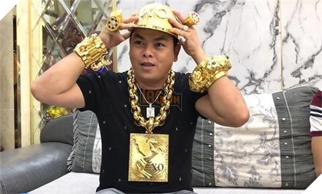 Đại gia đeo 13 kg vàng Phúc XO vừa bị công an bắt là ai? 2