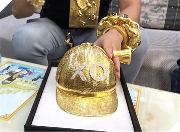 Đại gia đeo 13 kg vàng Phúc XO vừa bị công an bắt là ai? 4