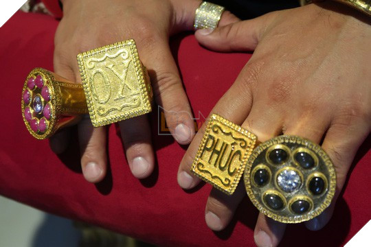 Đại gia đeo 13 kg vàng Phúc XO vừa bị công an bắt là ai? 3