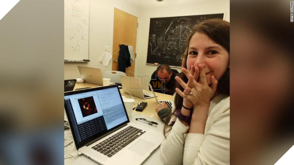 Người phụ nữ tạo thuật toán chụp ảnh lỗ đen đầu tiên trong lịch sử - Ảnh 1.