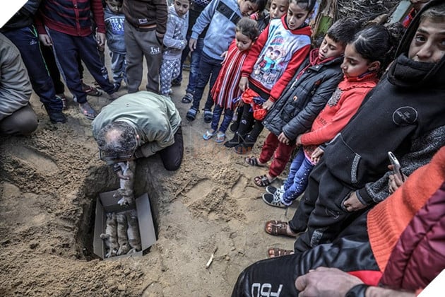  
Chúng được chôn dưới sự chứng kiến của rất đông trẻ con.