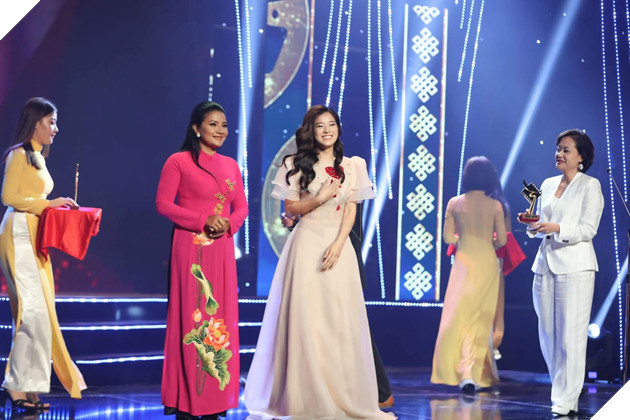 Hoàng Yến Chibi: “Có nằm mơ cũng không nghĩ sẽ có cup Cánh Diều Vàng” 2