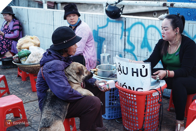 Câu chuyện đáng yêu của người phụ nữ bán vé số và chú chó lang thang ở Đà Lạt - Ảnh 6.