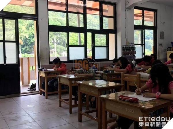 Nghiêng ngả với sự lầy lội của chú chó vào lớp học ăn ngủ nghỉ và…làm giám thị 7