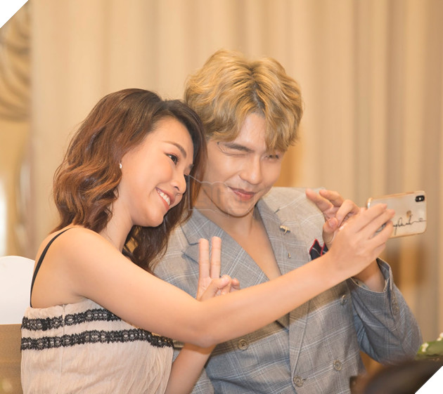 Bị bắt cởi đồ Quốc Anh, Hoàng Oanh tố đạo diễn Nguyễn Quang Dũng tại showcase Ước hẹn mùa thu  3