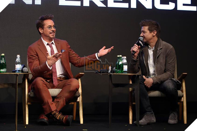 Downey Jr. chào sân với điệu nhảy lạ lùng trong họp báo Avengers: Endgame tại Seoul, Hàn Quốc 9