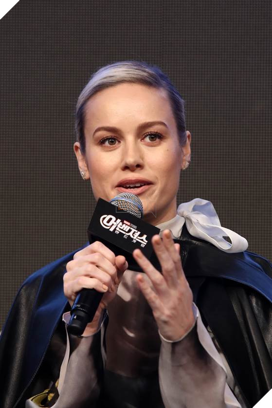 Downey Jr. chào sân với điệu nhảy lạ lùng trong họp báo Avengers: Endgame tại Seoul, Hàn Quốc 10