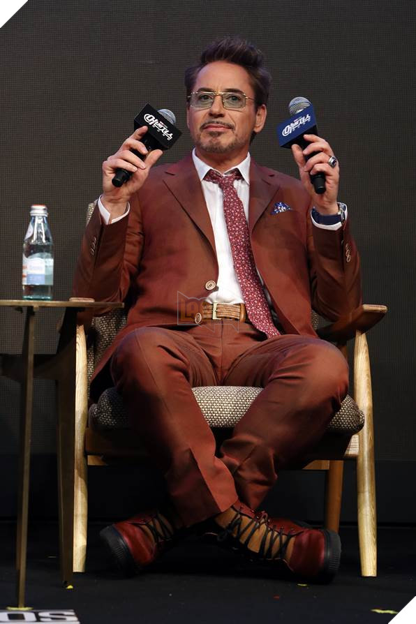 Downey Jr. chào sân với điệu nhảy lạ lùng trong họp báo Avengers: Endgame tại Seoul, Hàn Quốc 5