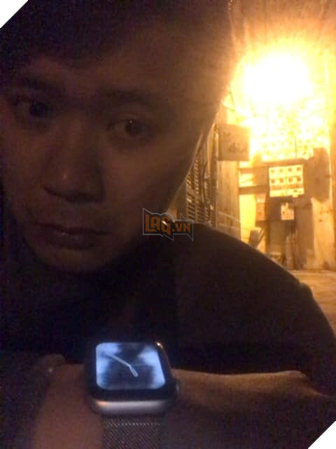  
Dung nhan của chàng trai 12 rưỡi đêm vẫn chưa được vào nhà vì có "chủ nợ" đứng đó chờ