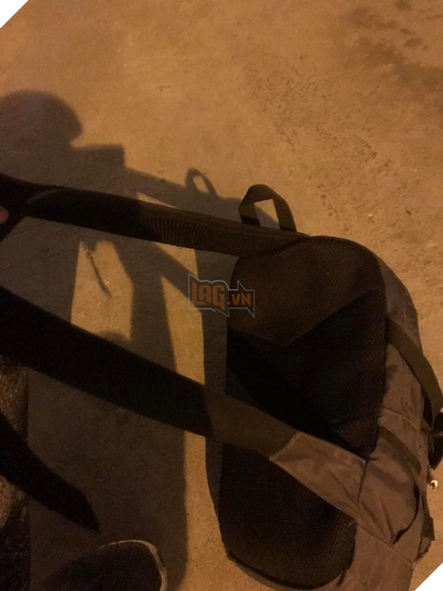 Thanh niên bị chú chó bắt nạt suốt 4 năm: Muốn về nhà phải nộp thuế đường bộ 4