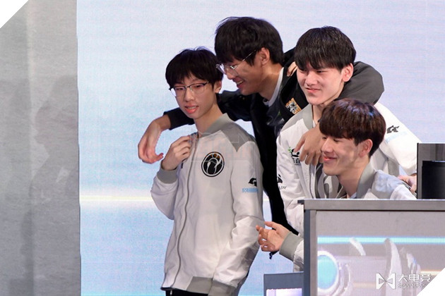 LMHT: Rookie - SKT không còn là team Faker nữa, họ giờ là team SKT thật sự  3