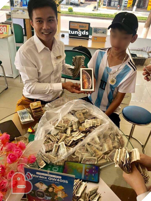 Sốc với cậu nhóc 16 tuổi để dành 25 triệu tiền lẻ mua iPhone XS
