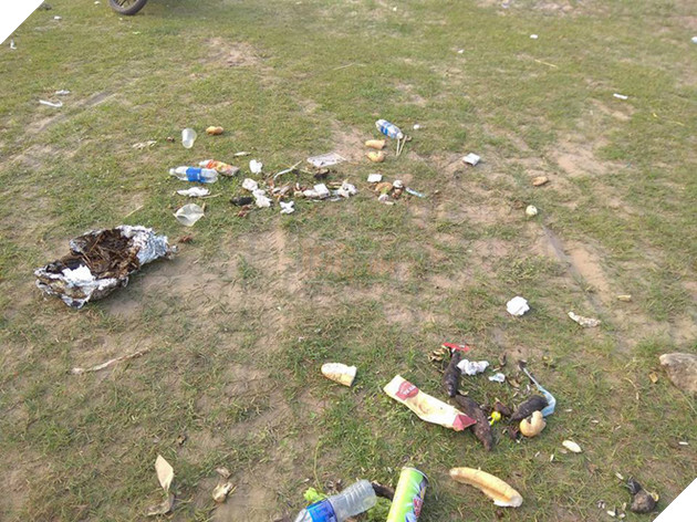 Bánh mỳ, chai nhựa, lon nhôm mỗi thứ một ít có mặt ở khắp nơi