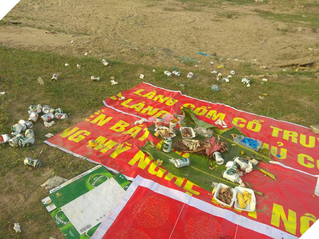 Thức ăn thừa và bạt cũng chẳng dọn đi