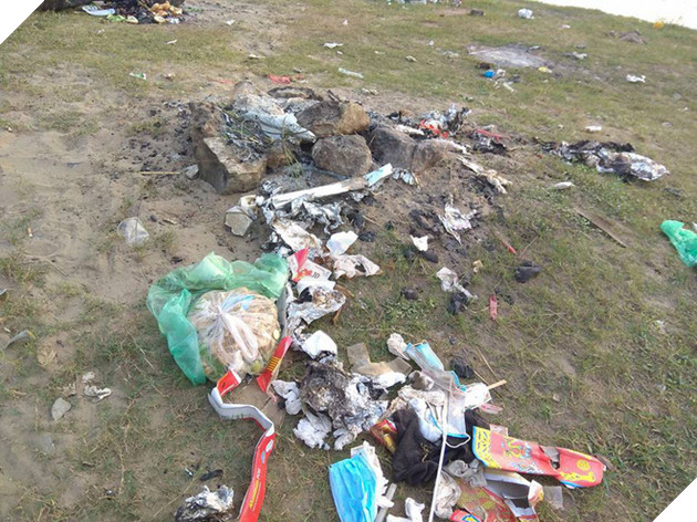 Đồ ăn và nhiều thứ rác thải khác nhau ở khắp nơi