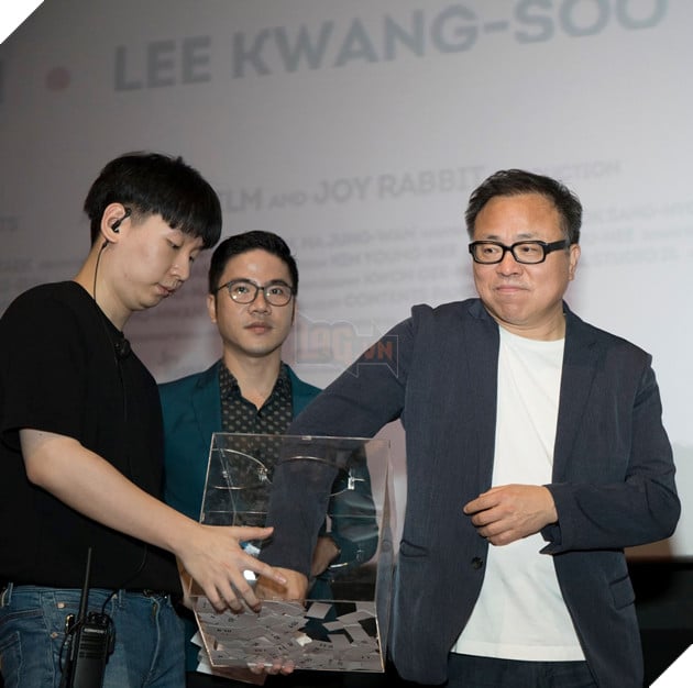  Lee Kwang Soo về Việt Nam - Theo chân hươu cao cổ quảng bá phim Thằng em lý tưởng  12