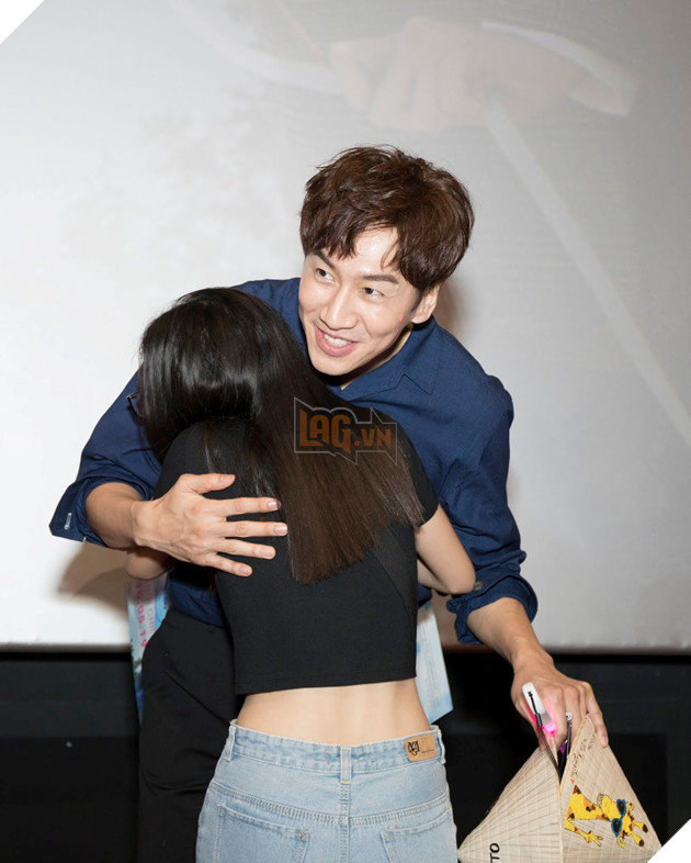  Lee Kwang Soo về Việt Nam - Theo chân hươu cao cổ quảng bá phim Thằng em lý tưởng  13