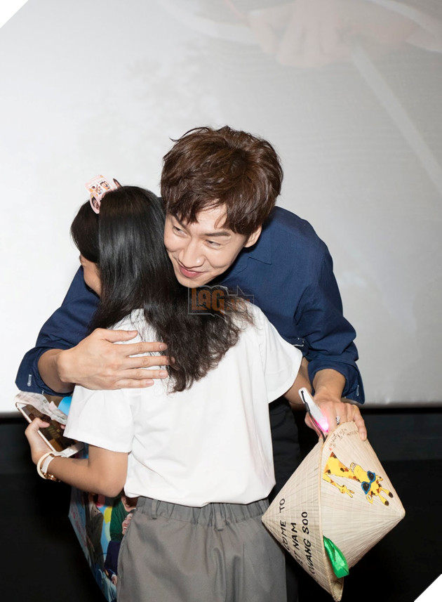  Lee Kwang Soo về Việt Nam - Theo chân hươu cao cổ quảng bá phim Thằng em lý tưởng  15