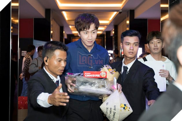  Lee Kwang Soo về Việt Nam - Theo chân hươu cao cổ quảng bá phim Thằng em lý tưởng  19