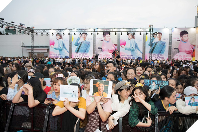 Lee Kwang Soo góp mặt cùng Jun Phạm và Trấn Thành tại sự kiện thảm đỏ phim Thằng em lý tưởng 22