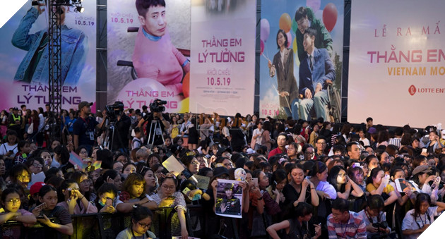 Lee Kwang Soo góp mặt cùng Jun Phạm và Trấn Thành tại sự kiện thảm đỏ phim Thằng em lý tưởng 23