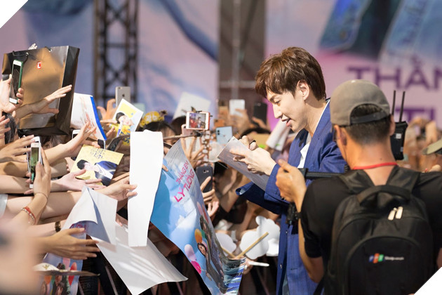 Lee Kwang Soo góp mặt cùng Jun Phạm và Trấn Thành tại sự kiện thảm đỏ phim Thằng em lý tưởng