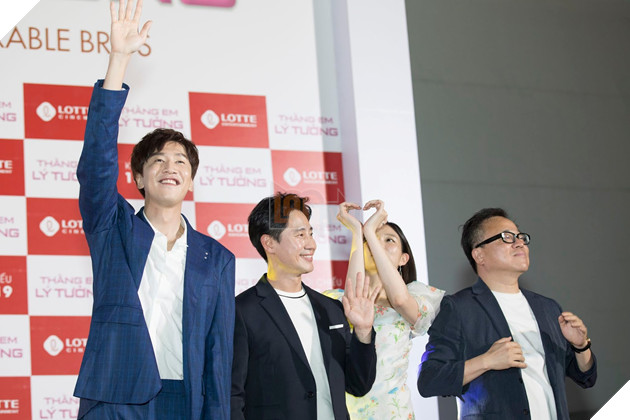 Lee Kwang Soo góp mặt cùng Jun Phạm và Trấn Thành tại sự kiện thảm đỏ phim Thằng em lý tưởng 9