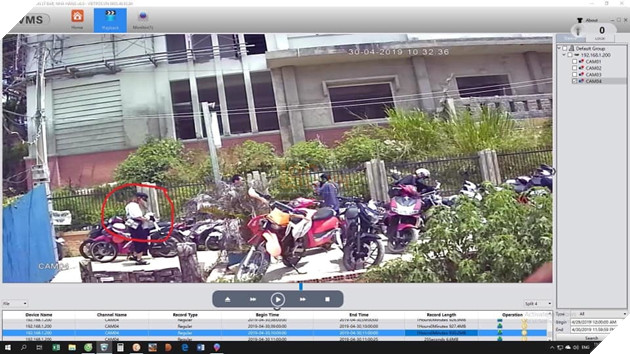  
CĐM nhanh chóng tìm thêm được hình ảnh ghi lại hành động của cặp đôi ở ngoài quán. 