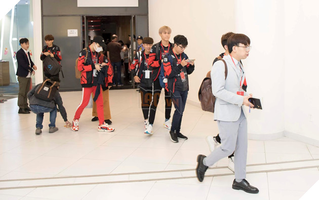 LMHT: MSI 2019 - Ngày 2 Khởi động: PVB giành thắng lợi trong trận đầu tiên, đặt một chân vào vòng trong 7