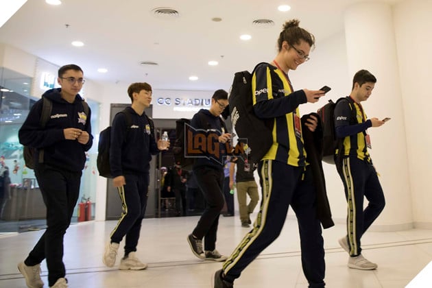 LMHT: MSI 2019 - Ngày 2 Khởi động: PVB giành thắng lợi trong trận đầu tiên, đặt một chân vào vòng trong 10