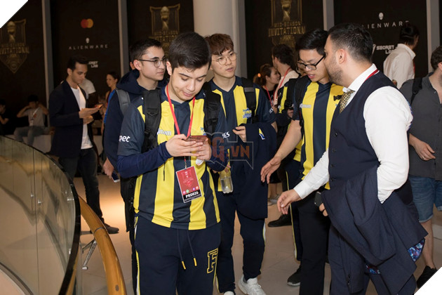 LMHT: MSI 2019 - Ngày 2 Khởi động: PVB giành thắng lợi trong trận đầu tiên, đặt một chân vào vòng trong 11