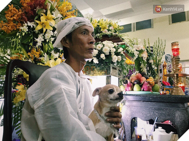 Chú chó Lucky được gia đình buộc tang trắng, quấn quýt bên linh cữu cố nghệ sĩ Lê Bình - Ảnh 2.