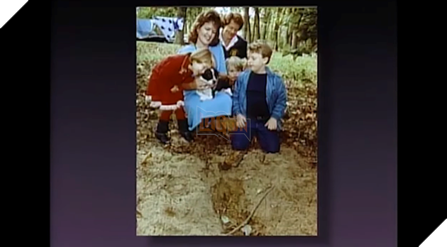 Đau đớn chôn chú chó cưng bị xe đụng chết, 14 tiếng sau cả nhà không tin nổi điều đang đợi họ trước cửa - Ảnh 1.