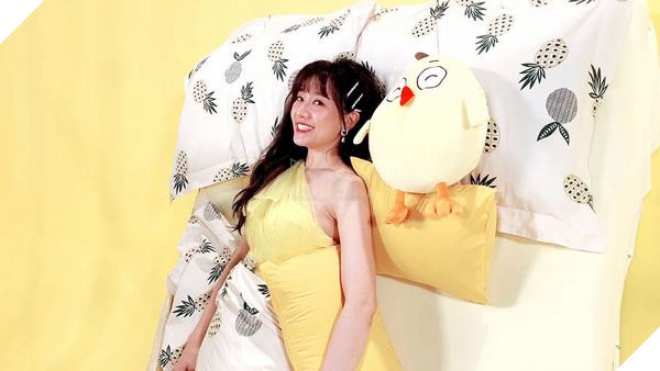 Hari Won tạo dáng siêu “cute” cùng Gà Vàng Gunny Mobi trong MV mới