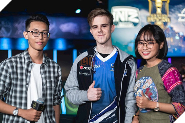 Nữ MC Esports Minh Nghi quá xinh đến mức ai cũng nhận cô là vợ của mình 2
