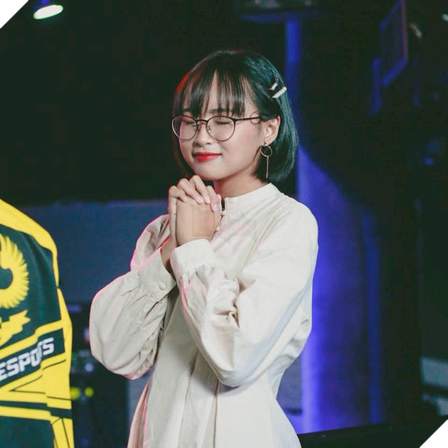 Nữ MC Esports Minh Nghi quá xinh đến mức ai cũng nhận cô là vợ của mình 7
