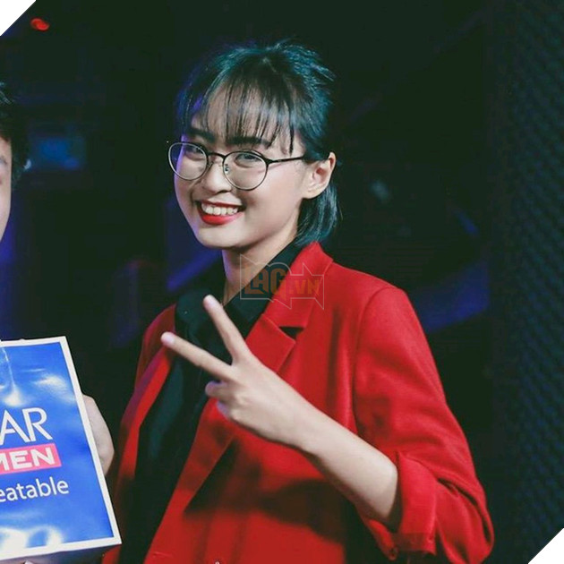 Nữ MC Esports Minh Nghi quá xinh đến mức ai cũng nhận cô là vợ của mình 9