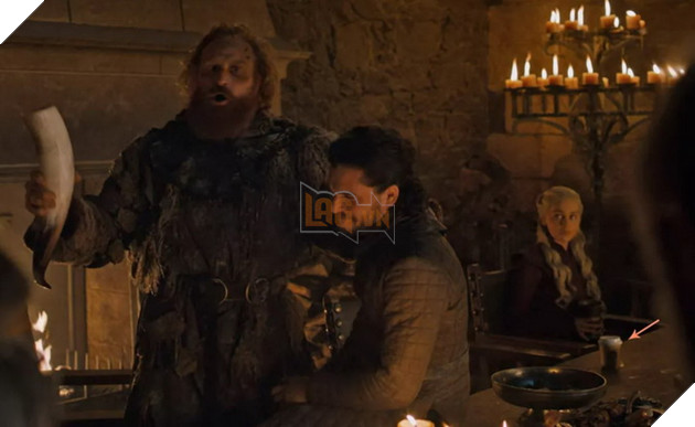 Game of Thrones để lọt một ly Starbucks ngay trong phim, mùa đông không còn lạnh nữa