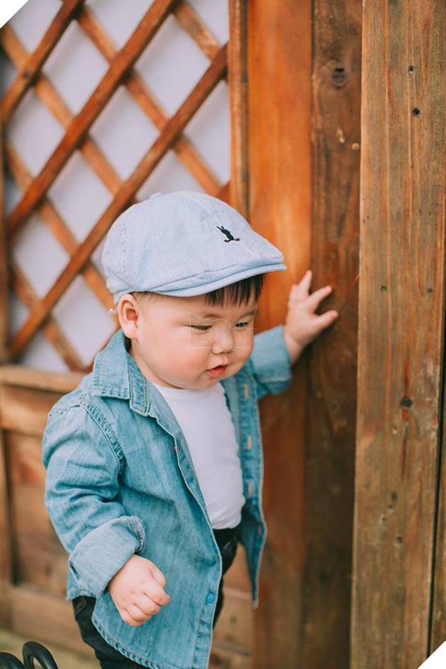 Cậu nh&#243;c kh&#243;c r&#233; &quot;ăn vạ&quot; khi phải chụp ảnh b&#234;n bạn ch&#243;: Dễ thương qu&#225; mức quy định rồi nh&#233;! - Ảnh 1.