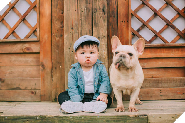 Cậu nh&#243;c kh&#243;c r&#233; &quot;ăn vạ&quot; khi phải chụp ảnh b&#234;n bạn ch&#243;: Dễ thương qu&#225; mức quy định rồi nh&#233;! - Ảnh 1.