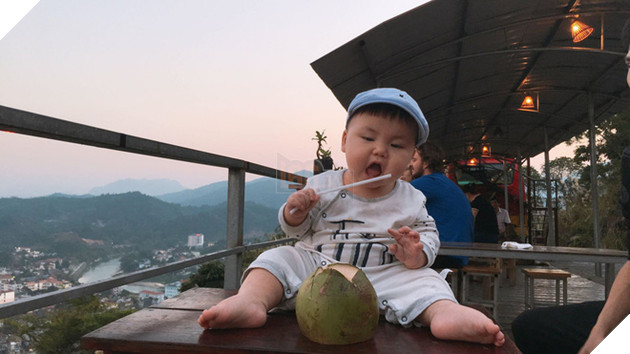 Cậu nh&#243;c kh&#243;c r&#233; &quot;ăn vạ&quot; khi phải chụp ảnh b&#234;n bạn ch&#243;: Dễ thương qu&#225; mức quy định rồi nh&#233;! - Ảnh 10.