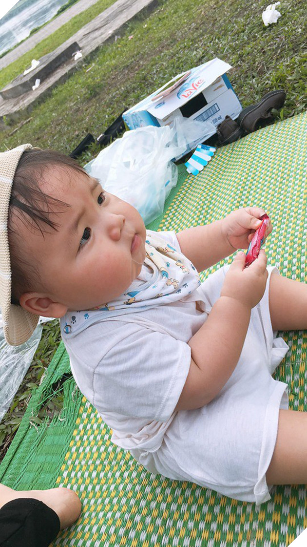 Cậu nh&#243;c kh&#243;c r&#233; &quot;ăn vạ&quot; khi phải chụp ảnh b&#234;n bạn ch&#243;: Dễ thương qu&#225; mức quy định rồi nh&#233;! - Ảnh 10.