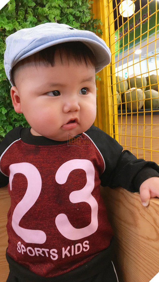 Cậu nh&#243;c kh&#243;c r&#233; &quot;ăn vạ&quot; khi phải chụp ảnh b&#234;n bạn ch&#243;: Dễ thương qu&#225; mức quy định rồi nh&#233;! - Ảnh 5.